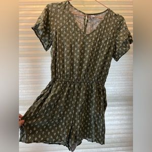 Green and leaf pattern romper with pockets